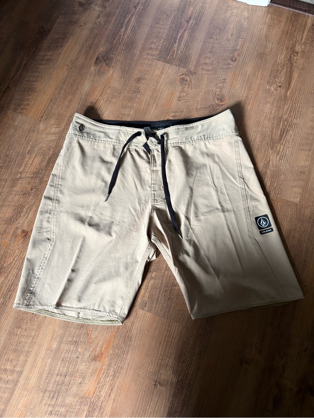 Volcom Men's beige  Shorts with Black Waistband